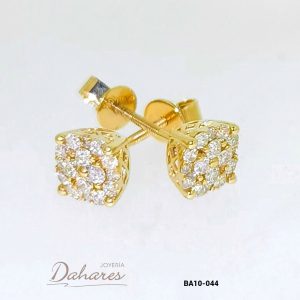 BA10-044 Aretes tipo topitos en oro amarillo de 10 kilates con diamantes. Ancho 0.7 cm