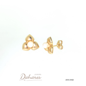 A10-2163 Aretes tipo topito en oro amarillo de 10 kilates con perlas. Ancho 1.1 cm