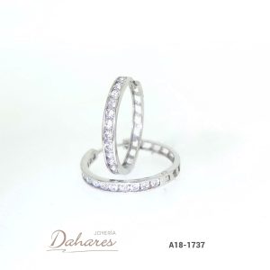 A18-1737 Argollas tipo huggies en oro blanco de18 kilates circones. Diámetro 2.1 cm