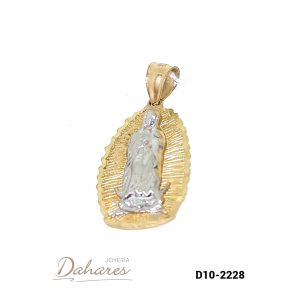 D10-2228 Medalla de la Virgen de Guadalupe en oro amarillo y blanco de 10 kilates. Ancho 1.5 cm, alto 2.4 cm