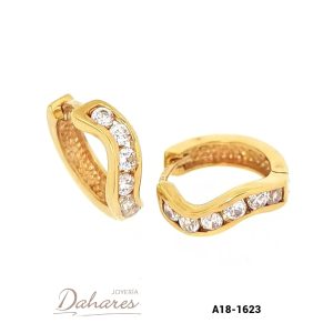 A18-1623 Arete tipo huggies en oro amarillo de 18 kilates con circones. Diametro 1.2 cm