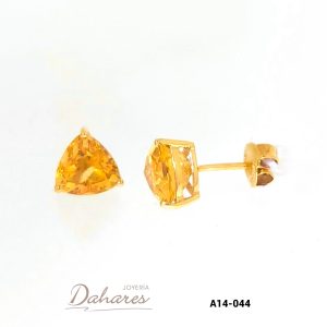 A14-044 Arete tipo topito  en oro amarillo 14 kilates con Citrina triangular. Ancho 0.7 cm