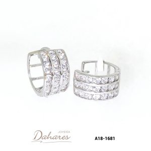 A18-1681 Arete tipo huggies en oro blanco de 18 kilates con circones. Diametro 1.1 cm