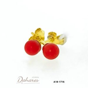 A18-1716 Aretes tipo topito en oro amarillo de 18 kilates con coral, diámetro 0.4 cm