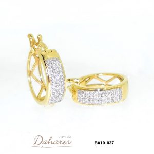 BA10-037 Argollas en oro amarillo de 10 kilates con diamantes. Diámetro 1.5 cm