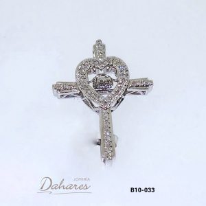 BD10-033 Cruz en oro blanco de 10 kilates con diamantes (Dancing Diamond). Ancho 1.9 cm, alto 2.5 cm