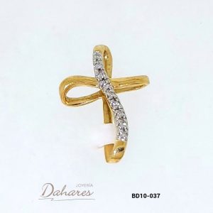 BD10-037 Cruz en oro amarillo de 10 kilates con diamantes. Ancho 2.3 cm, alto 1.9 cm