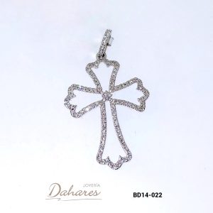 BD14-022 Cruz en oro blanco de 14 kilates con diamantes. Ancho 1.7 cm, alto 2.9 cm