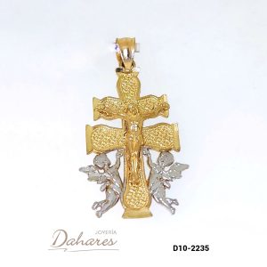 D10-2235 Cruz de Caravaca en oro amarillo y blanco de 10 kilates. Ancho 1.9 cm, alto 3.0 cm
