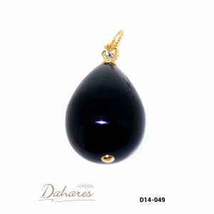 D14-049 Dije de gota en oro amarillo de 14 kilates con onix. Ancho 1.5 cm, alto 3.5 cm