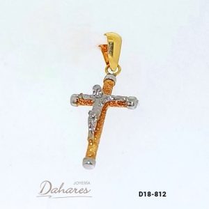 D18-812 Crucifijo en oro blanco y amarillo de 18 kilates. Ancho 1.0 cm, alto 2.2 cm