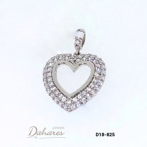 D18-825 Dije de corazón en oro blanco de 18 kilates con circones. Ancho 1.6 cm, alto 2.2 cm