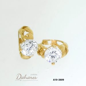 A10-2609 Aretes tipo huggies en oro amarillo de 10 kilates con circón. Diámetro 1 cm