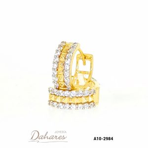 A10-2984 Aretes tipo huggies en oro amarillo de 10 kilates con circones. Diámetro 1.2 cm