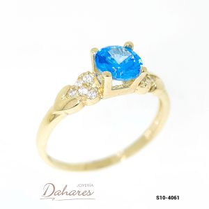 S10-4061 Anillo en oro amarillo de 10 kilates con circones, central celeste. Talla 9