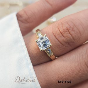 S10-4138 Anillo Solitario en oro amarillo de 10 kilates con circones. Talla 7