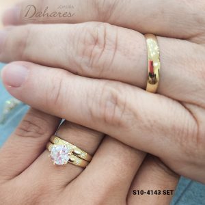 S10-4143 SET Trío de matrimonio en oro amarillo de 10 kilates con circones, banca caballero 4mm de ancho. Talla H10 M7