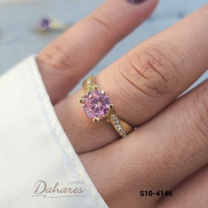 S10-4146 Anillo Solitario en oro amarillo de 10 kilates con circones, central rosado. Talla 7