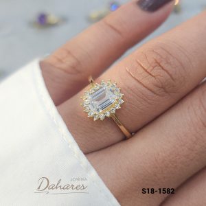 S18-1582 Anillo en oro amarillo de 18 kilates con circones. Talla 8
