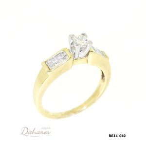 BS14-040 Anillo Solitario en oro amarillo de 14 kilates con diamantes. Talla 7