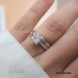 S18-1624 DUO Dúo de matrimonio para dama en oro blanco de 18 kilates con circones, banda de 3mm de ancho. Talla 7
