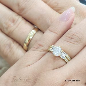 S10-4286 SET Dúo de matrimonio para dama en oro amarillo de 10 kilates con circones, banda caballero 4mm de ancho. Talla H10 M7