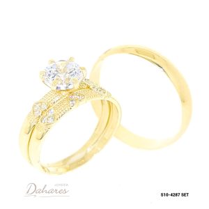 S10-4287 SET Dúo de matrimonio para dama en oro amarillo de 10 kilates con circones, banda caballero 4mm de ancho. Talla H10 M9