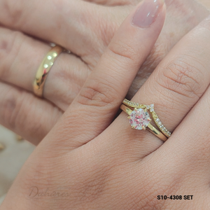 S10-4308 SET Trío de matrimonio en oro amarillo de 10 kilates con circones, banda caballero 4mm ancho. Talla H10 M8