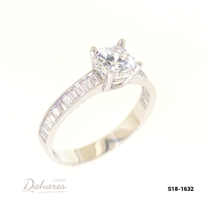 S18-1632 Anillo Solitario en oro blanco de 18 kilates con circones. talla 5.5