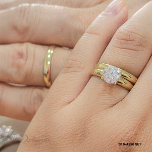 S10-4330 SET Trío de matrimonio en oro amarillo de 10 kilates con circones, banda caballero 4mm ancho. Talla H10 M7