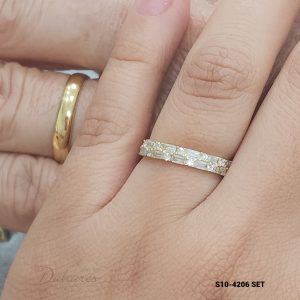 S10-4206 SET Bandas de matrimonio en oro amarillo de 10 kilates con circones, banda de caballero 4mm de ancho. Talla H10 M6