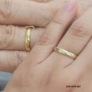 S10-4279 SET Bandas de matrimonio en oro amarillo de 10 kilates, banda de caballero 4mm de ancho y dama 3mm. Talla H10 M6.5