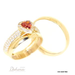 S10-4339 TRIO Trío de matrimonio en oro amarillo de 10 kilates con circones, banda caballero 4mm ancho, dama 3mm. Talla H10 M7